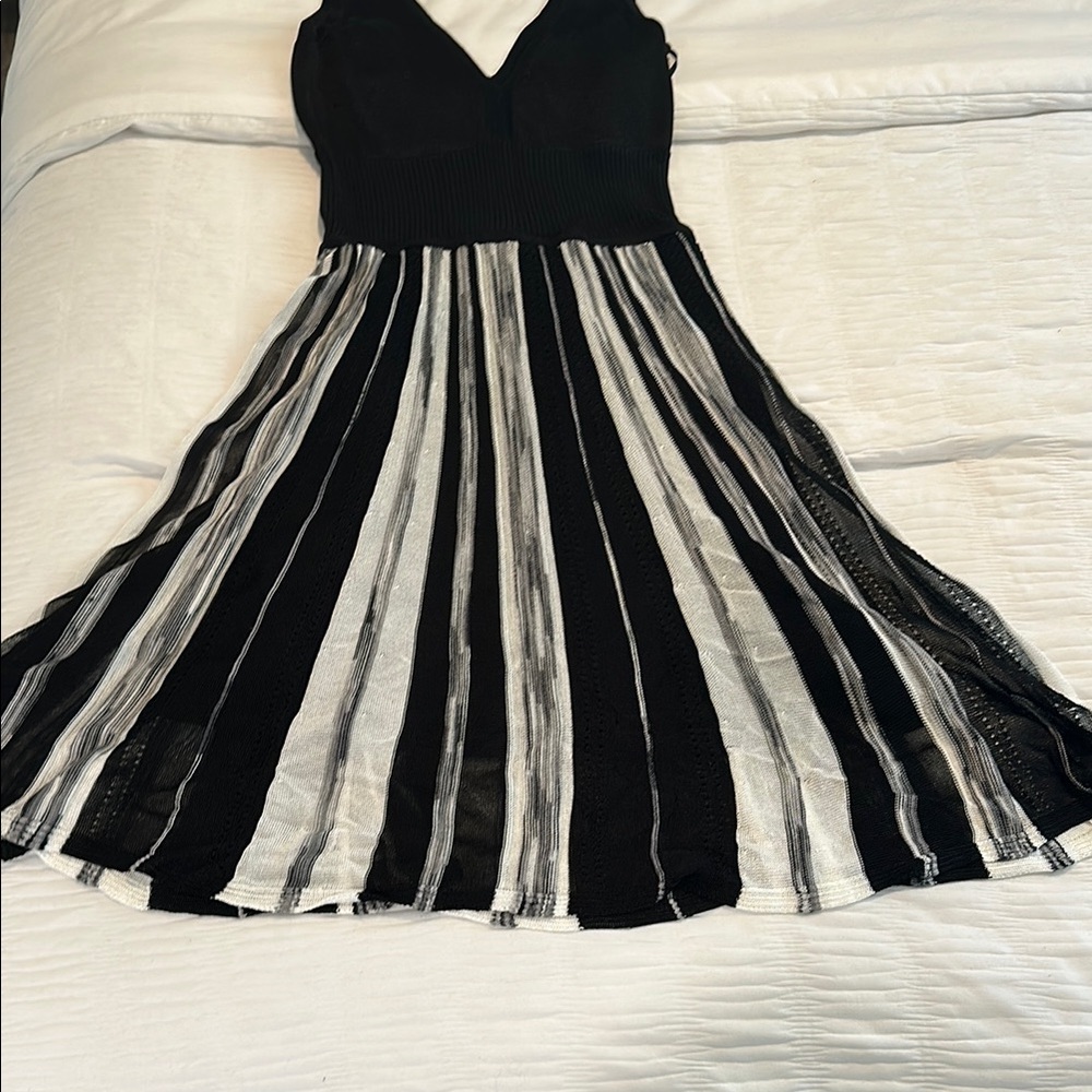 Guess Black and White Pleated V-Neck Cocktail Dress - Picture 5 of 15